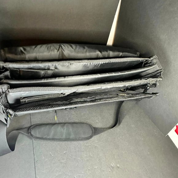 New Targus very well -padded laptop bag - Picture 3 of 5